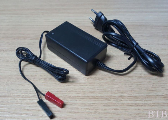 13.8-14.6V/1.0A cargador de baterías para baterías SLA de 12 V proveedor