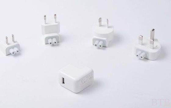 cargador de pared 5V 1.5A enchufe AC intercambiable para ipad y teléfono móvil embalaje de papel muestra gratuita y envío proveedor